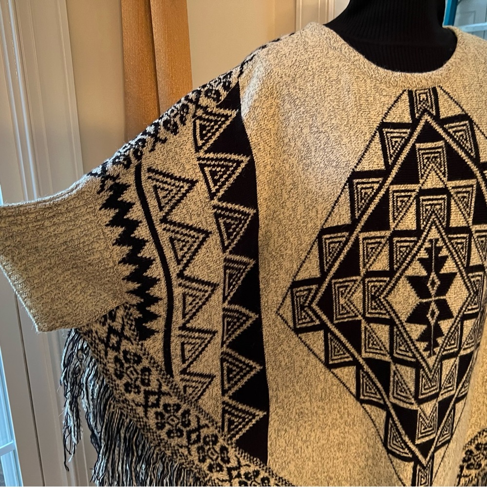 Bobeau – Fringe Poncho, Black and Tan Long - 3/4 Sleeve Crewneck Sweater